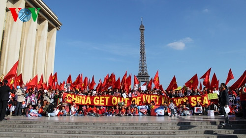 In France, nearly 2,000 Vietnamese and peace-loving people in the country took to the streets of Paris to show their irritation at China’s perverse act. (VOV)