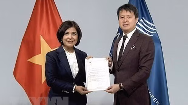 Ambassador Le Thi Tuyet Mai (L), Permanent Representative of Vietnam to the UN, WTO and other international organisations in Geneva presents Vietnam’s signed WPPT document to WIPO Director General Daren Tang (Photo: VNA)