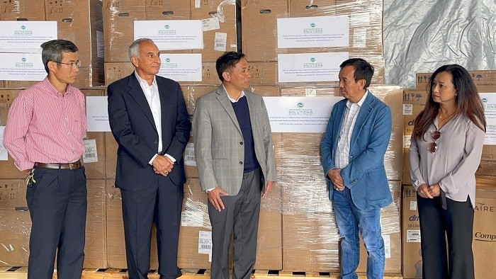 David Duong, president of California Waste Solutions (CWS) and CEO of Vietnam Waste Solutions (VWS) has handed over 250 ventilators to Vietnam. (Photo: VNA)