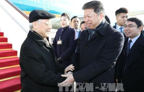 Party General Secretary Nguyen Phu Trong was welcomed at the Beijing International Airport by Song Tao, Head of the International Liaison Department under the Chinese Party Central Committee. (Credit: VNA)
