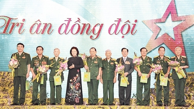 National Assembly Chairwoman Nguyen Thi Kim Ngan (fourth from left) presents flowers to the leaders of the Vietnam War Veterans’ Association, at an arts programme held in Hanoi on July 8.