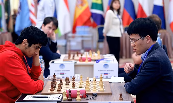 Vietnam's Le Quang Liem (right) and India's Vidit Santosh Gujrathi during their second-round meeting at the 2017 FIDE World Cup. (Photo: FWC) 