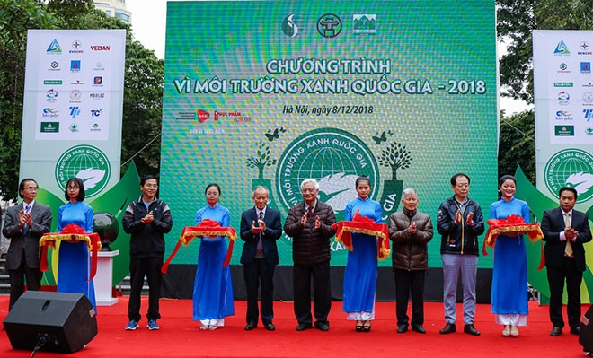 Delegates cut the ribbon to launch the “For the national green environment” programme. (Photo: Hanoimoi)