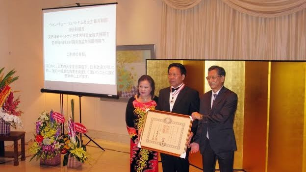 VJFA Chairman Nghiem Vu Khai (middle) receives the Order. (cpv.vn.org)