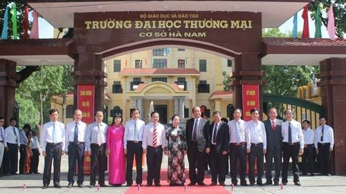 Vice President Nguyen Thi Doan and other delegates at the ceremony to unveil the Ha Nam-based University of Commerce