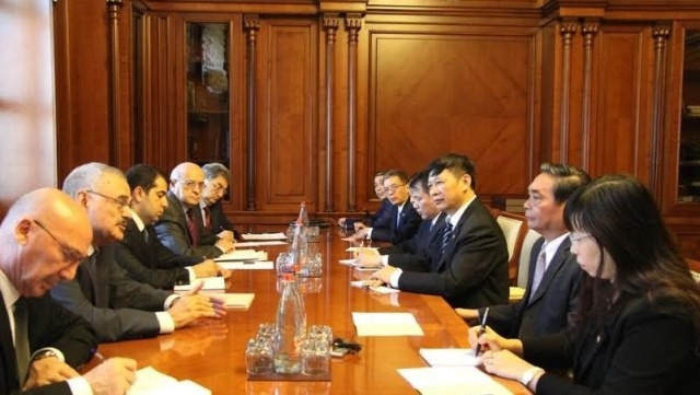 Azerbaijani PM Artur Rasizade’s meeting with Politburo member and permanent member of the Communist Party of Vietnam Central Committee’s Secretariat Le Hong Anh. (Image credit: VNA)