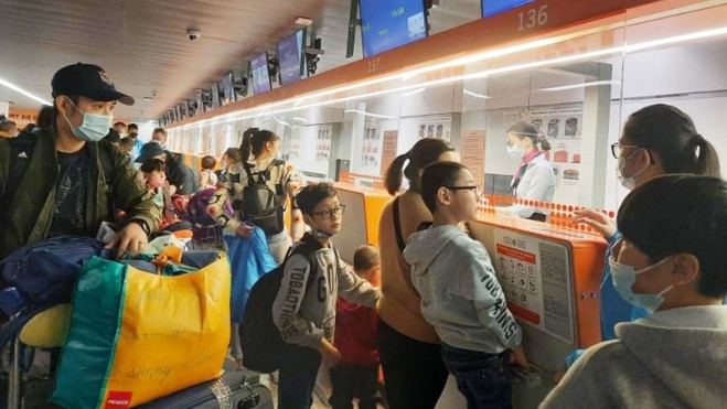 The citizens queuing to check in at the airport. (Photo: VNA)