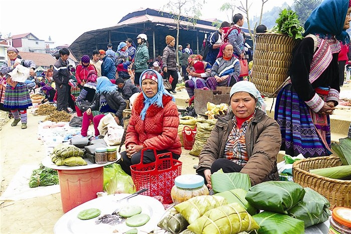 Nung ethnic women sell banh giay at a market session in Bac Ha District, Lao Cai Province 