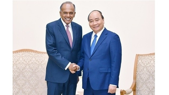 Prime Minister Nguyen Xuan Phuc and Singapore's Minister for Home Affairs and Minister for Law Shanmugam. (Photo chinhphu.vn)