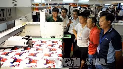 Visitors to the 18th International Shoes & Leather Exhibition Vietnam 2016, which opened at the Saigon Exhibition and Convention Centre in Ho Chi Minh City on July 13. (Credit: VNA)