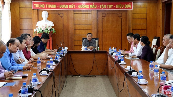 Participants at the conference held to collect opinions of Vietnamese citizens in Laos on draft documents to be submitted to the 13th National Party Congress. (Photo: NDO)