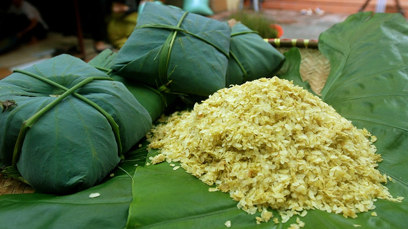 Com is regarded as a pastoral gift, but it is not present in almost all rural areas in Vietnam. Thus, com has become a special delicacy of Hanoi.