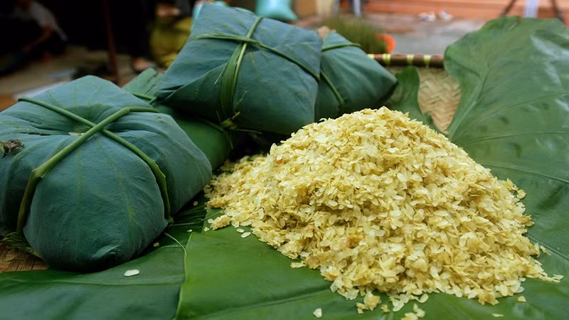 Com is regarded as a pastoral gift, but it is not present in almost all rural areas in Vietnam. Thus, com has become a special delicacy of Hanoi.