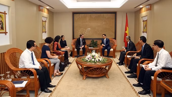 Deputy PM Vu Duc Dam (R) receives Jeffery Smith, APLMA Chief Operating Officer for Asia-Pacific. (Photo: VGP)