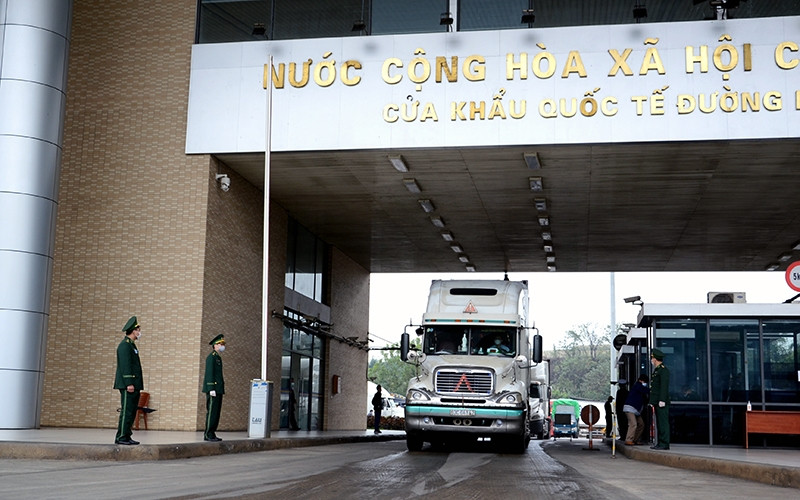 Customs clearance for agricultural products at Kim Thanh Border Gate (Lao Cai). (Photo: Quoc Hong)