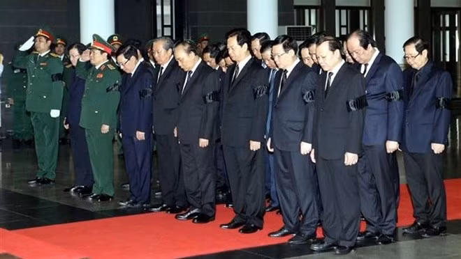A delegation of the Vietnamese Government led by Prime Minister Nguyen Xuan Phuc pays respect to former President General Le Duc Anh (Photo: VNA)
