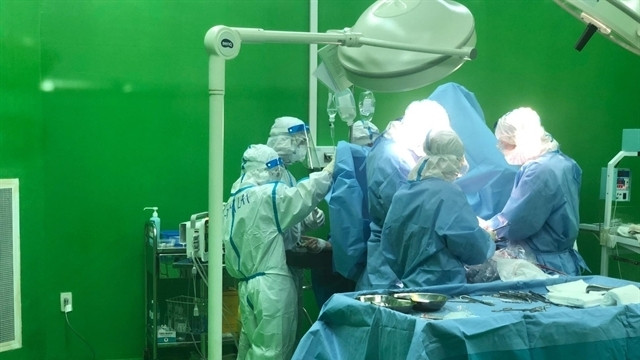A team of doctors help a COVID-19 patient give birth at the Hoa Vang field hospital in Da Nang. (Photo courtesy Dr Nguyen Dai Vinh) 