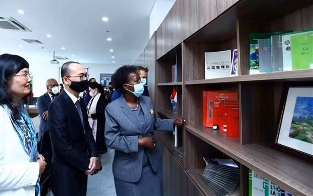 Secretary-General of the International Organisation of La Francophonie (OIF) Louise Mushikiwabo tours the Francophone space at the DAV (Photo: VNA)