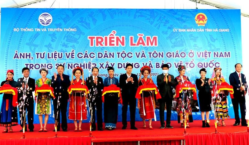 Delegates cut the ribbon to open the exhibition.