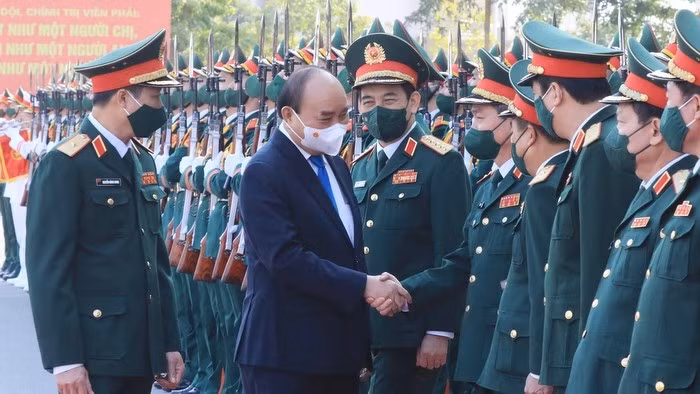 President Nguyen Xuan Phuc pays a working visit to the Political Officers College of the Ministry of National Defence on December 19 (Photo: VNA) 