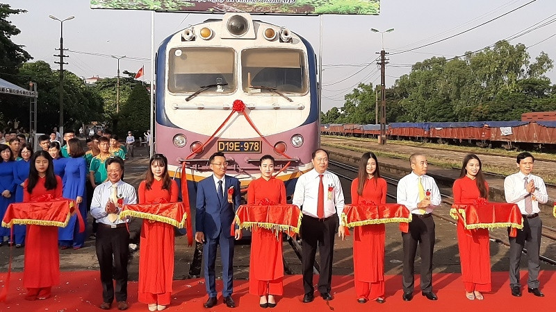 The freight train will takes 40 hours to travel from Yen Vien Station to Song Than Station. (Photo: VGP)