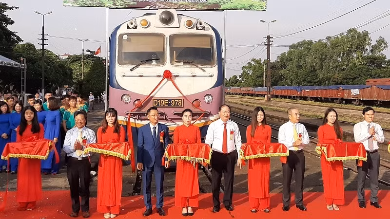 The freight train will takes 40 hours to travel from Yen Vien Station to Song Than Station. (Photo: VGP)