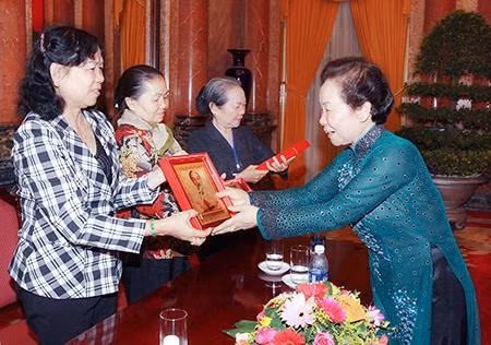 Vice President Nguyen Thi Doan presents gifts to former political prisoners