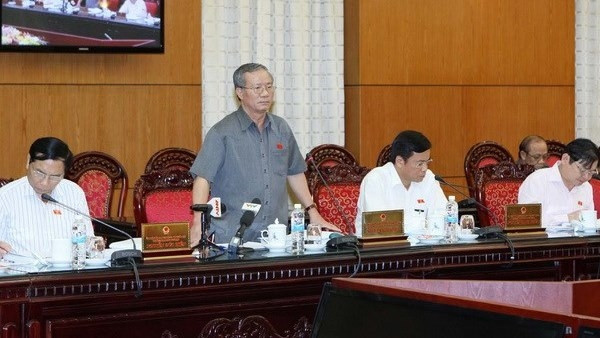 Chairman of the NA Council of National Defence and Security Nguyen Kim Khoa speaking at the discussion session