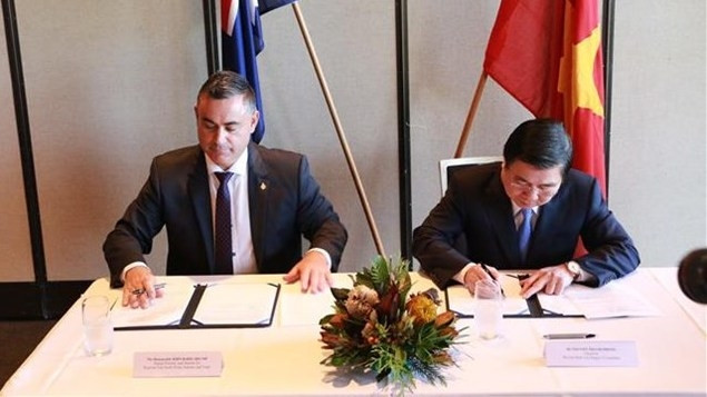 Chairman of the Ho Chi Minh City People’s Committee Nguyen Thanh Phong (R) and Deputy Premier of New South Wales John Barilaro sign the MoU (Photo: VNA)