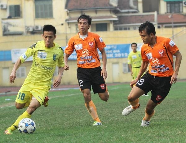 Van Quyet (in yellow) scores the only goal of the match.