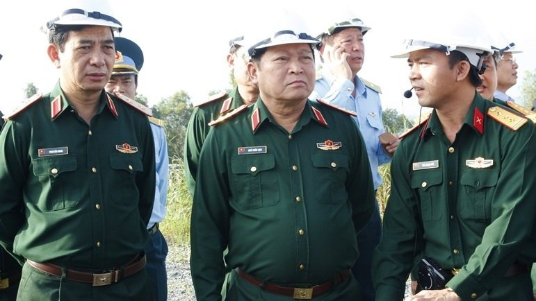 Minister of Defence Ngo Xuan Lich (centre) at Da Nang airport