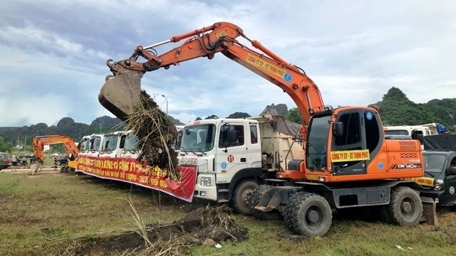 The ground-breaking ceremony for the construction of the Ha Long-Cam Pha coastal highway.