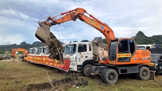 The ground-breaking ceremony for the construction of the Ha Long-Cam Pha coastal highway.