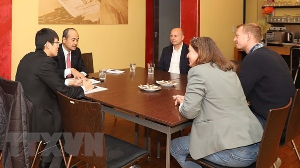 Vietnamese Ambassador to Austria Nguyen Trung Kien meets with Elke Kahr, leader of the Austrian Communist Party (KPO) in Styria. (Photo: VNA)