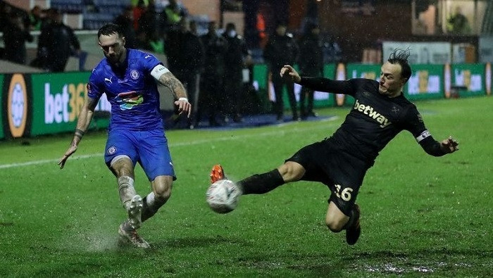 Soccer Football - FA Cup - Third Round - Stockport County v West Ham United - Edgeley Park, Stockport, Britain - January 11, 2021 Stockport County's Liam Hogan in action with West Ham United's Mark Noble. (Photo: Pool via Reuters)