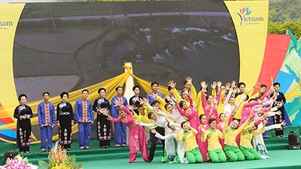 A performance at the first Ban Gioc Waterfall Festival 2017 opening on October 7. (Credit: NDO)