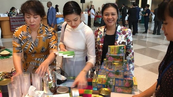 Ambassador Nguyen Phuong Nga (R), head of Vietnam's Permanent Mission to the United Nations, visits the booth of Vietnam at the festival (Photo: VNA)