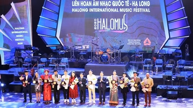 Leaders of Quang Ninh Province present flowers and souvenirs to art troops participating in the festival. (Photo: NDO/Quang Tho)