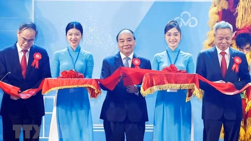 President Nguyen Xuan Phuc at the opening of the Tan Thuan CMC Data Centre. (Photo: VNA)