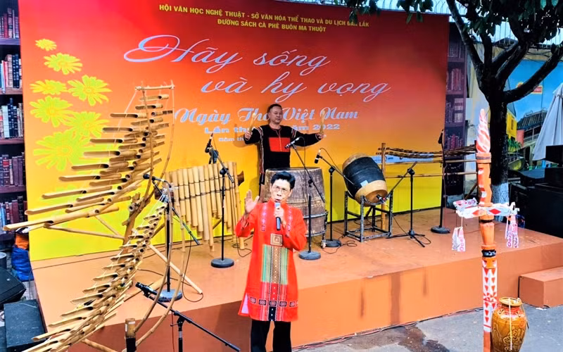 At the opening ceremony of the 20th Vietnam Poetry Day in Dak Lak