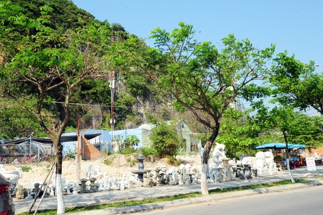 The clearance for the expansion of Ngu Hanh Son relic site is implemented. 