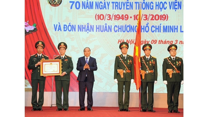 Prime Minister Nguyen Xuan Phuc (third, left) presents the Ho Chi Minh Order to the Vietnam Military Medical University. (Photo: NDO/Tran Hai)