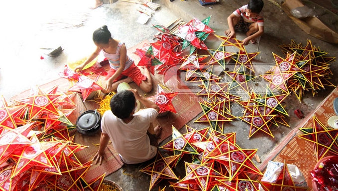 Making star-shaped lanterns (Photo: giaoduc.net.vn)