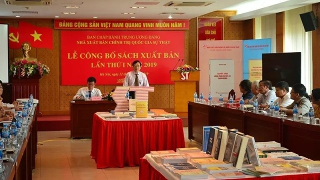 Leaders from the Su That National Political Publishing House present books at the announcement. (Photo: NDO/Nguyen Minh)