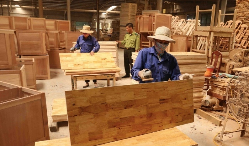 Wood processing for export at a factory of Vu Thinh Co., Ltd, the northern province of Bac Giang. (Photo: Vu Sinh)