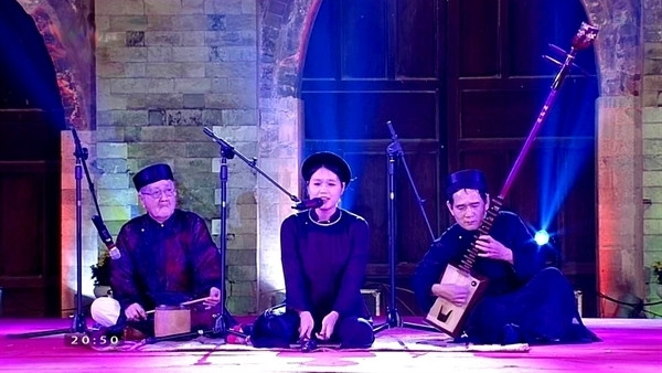  ‘Ca tru’ (ceremonial singing) vocalist Nguyen Thu Thao (middle) at a performance with Thai Ha Ca Tru Troupe. Thao, 24, is the youngest nominee in the country for the ‘Meritorious Artist’ title. (Photo: bienphong.com.vn)