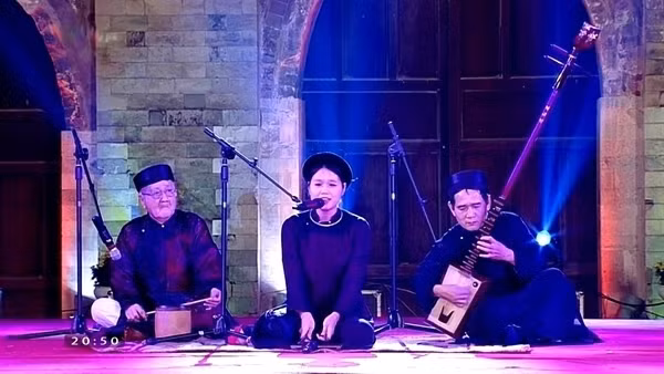  ‘Ca tru’ (ceremonial singing) vocalist Nguyen Thu Thao (middle) at a performance with Thai Ha Ca Tru Troupe. Thao, 24, is the youngest nominee in the country for the ‘Meritorious Artist’ title. (Photo: bienphong.com.vn)