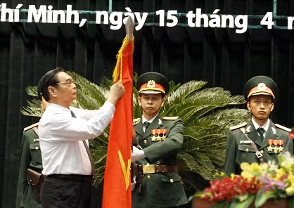 Politburo member Le Hong Anh confers the title on the COSVN propaganda department. (Credit: VGP) 