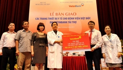 Vietinbank hands over medical equipment to Viet Duc Hospital.