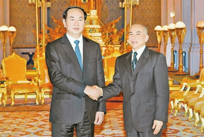 President Tran Dai Quang meets with Cambodian King Norodom Sihamoni in Phnom Penh on June 15. (Credit: VNA)